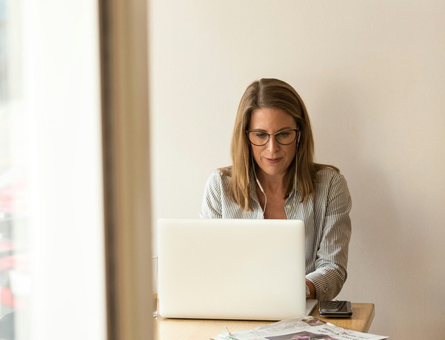 woman sitting in an office with a laptop | INT4 Suite solution for SAP S/4HANA integration