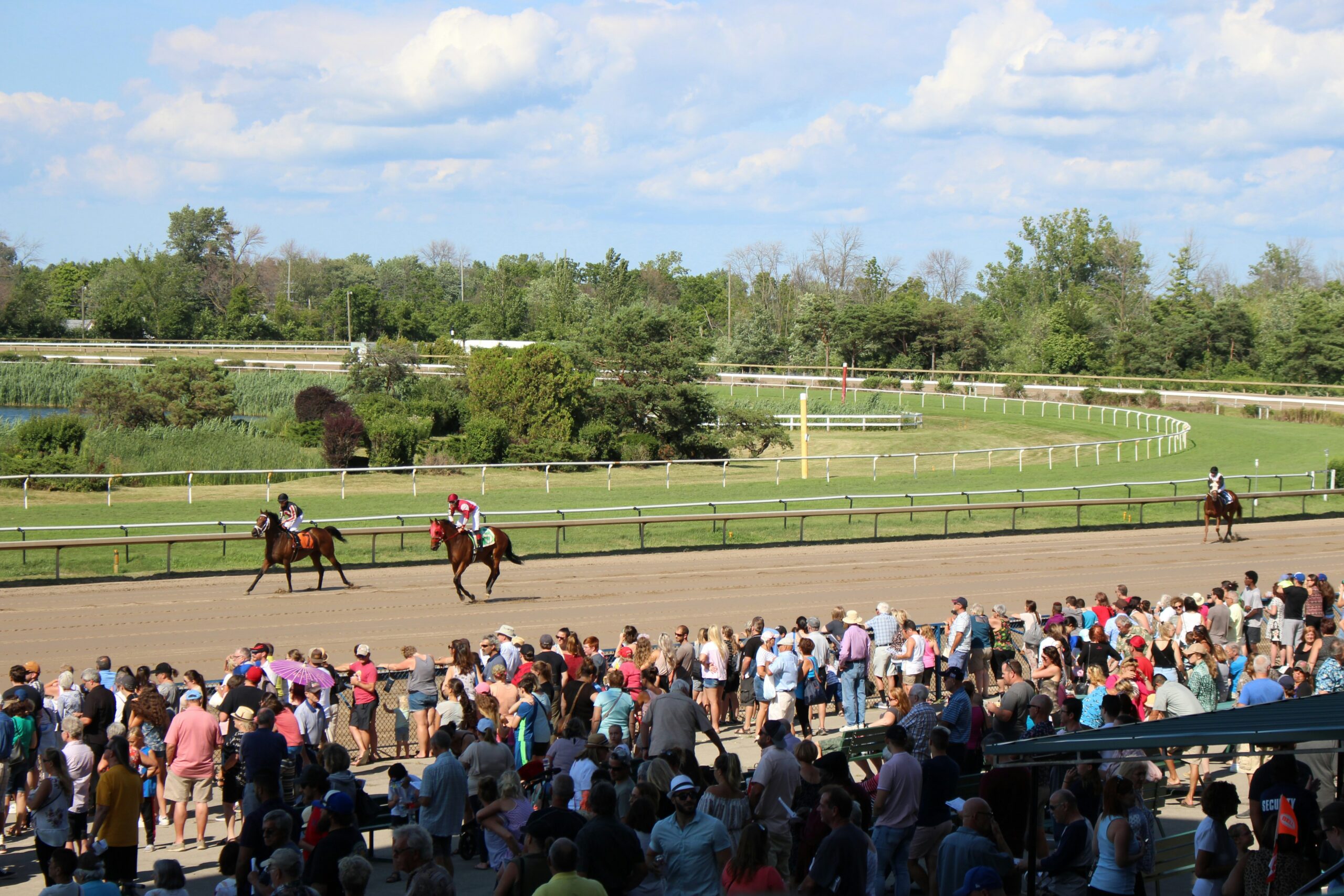 people-watching-horse-race-at-daytime_SAP Cloud ERP at Churchill Downs Kentucky Derby